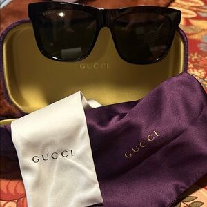 Gucci tortoise shell Sunglasses with Gold Iconi bee 🐝 Accents
